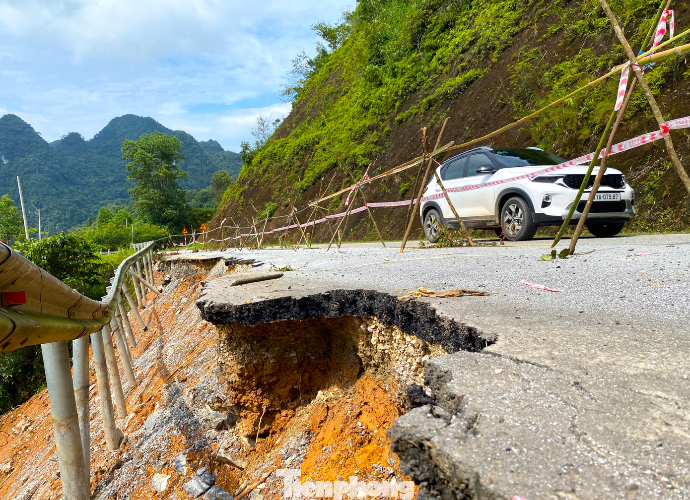 Đường bị sạt lở chỉ còn lại một làn khiến các phương tiện và người dân đi lại khó khăn, nguy hiểm.