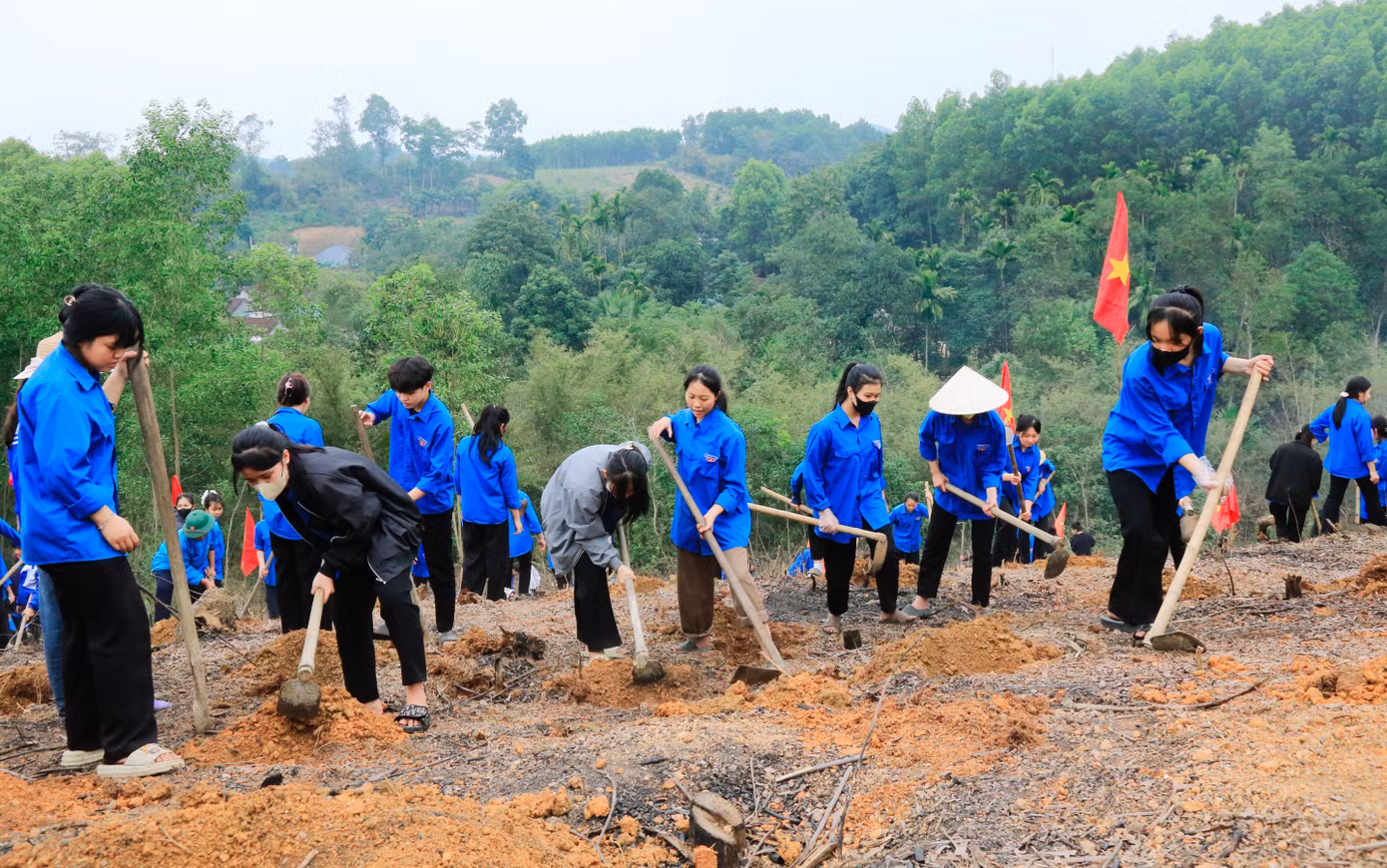Với sức trẻ, sự nhiệt huyết, các giáo viên, học sinh và đoàn viên thanh niên đã đồng lòng để hoàn thành việc trồng cây xanh. Với sức trẻ, sự nhiệt huyết, các giáo viên, học sinh và đoàn viên thanh niên đã đồng lòng để hoàn thành việc trồng cây xanh.