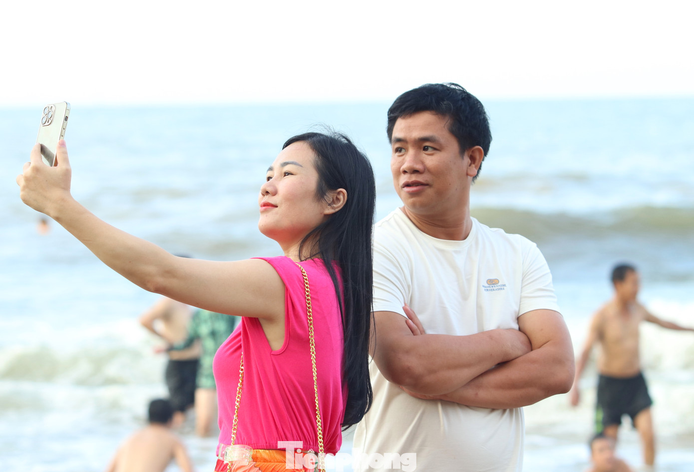 Nhiều gia đình tranh thủ đưa vợ con ra bãi biển để vui đùa, chụp ảnh.