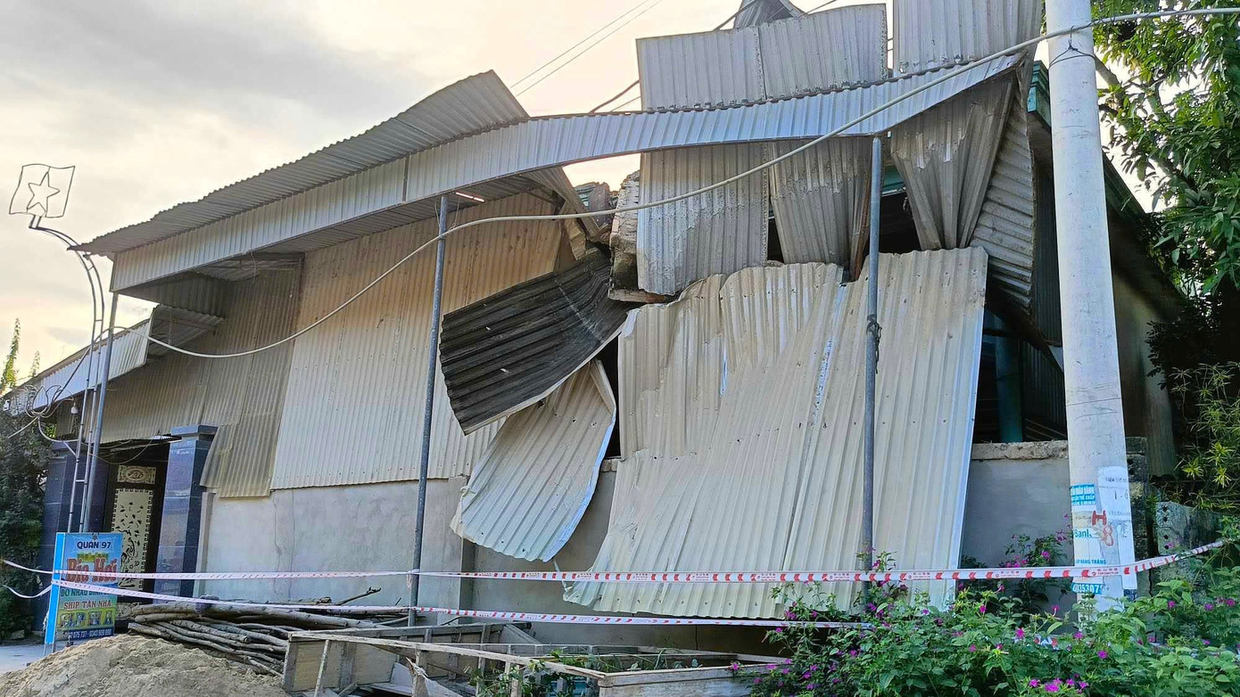 Hiện trường căn nhà của anh Lô Văn Đại bị sập một phần mái nhà. Ảnh: Phan Giang Hiện trường căn nhà của anh Lô Văn Đại bị sập một phần mái nhà. Ảnh: Phan Giang