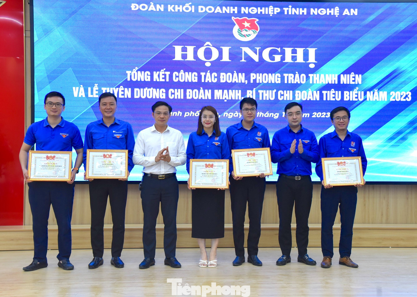 Trao tặng giấy khen cho tập thể hoàn thành xuất sắc nhiệm vụ công tác Đoàn và phong trào thanh niên.