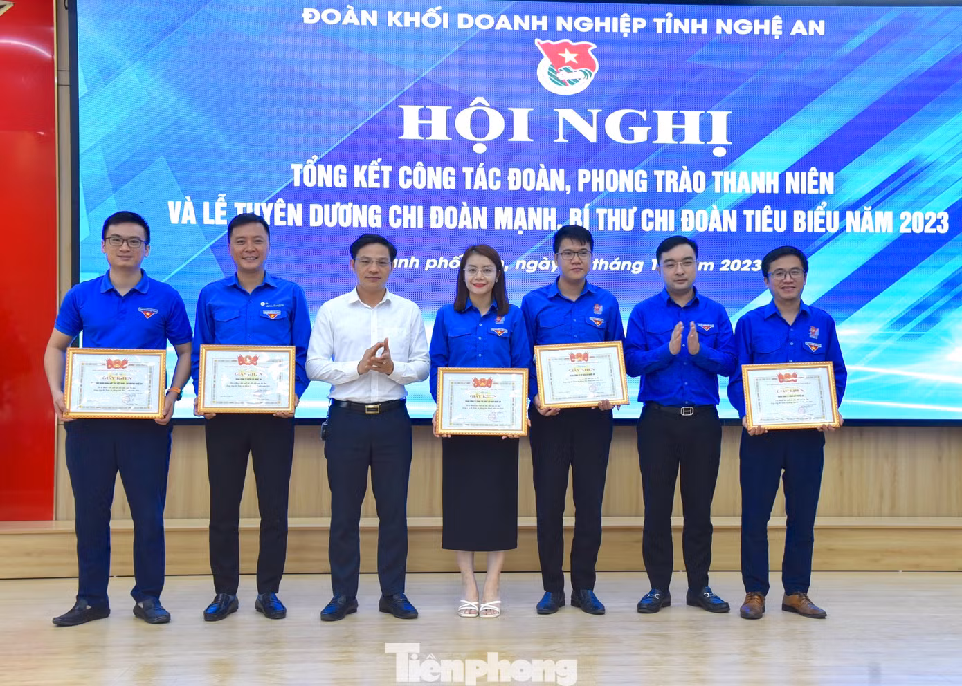 Trao tặng giấy khen cho tập thể hoàn thành xuất sắc nhiệm vụ công tác Đoàn và phong trào thanh niên.