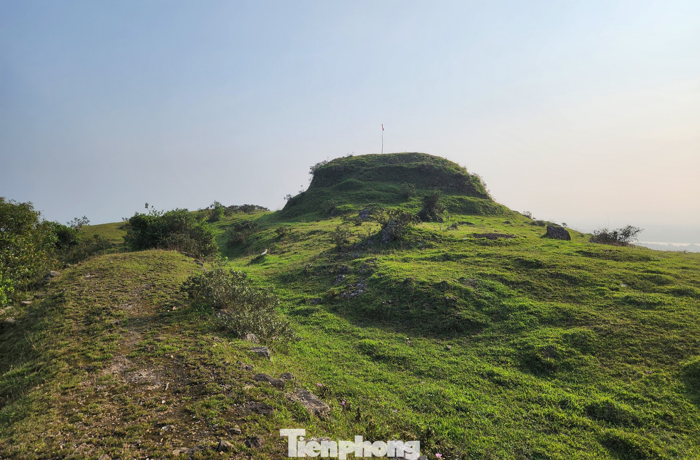 Địa điểm cao nhất là ụ đất, đá được cắm ngọn cờ.