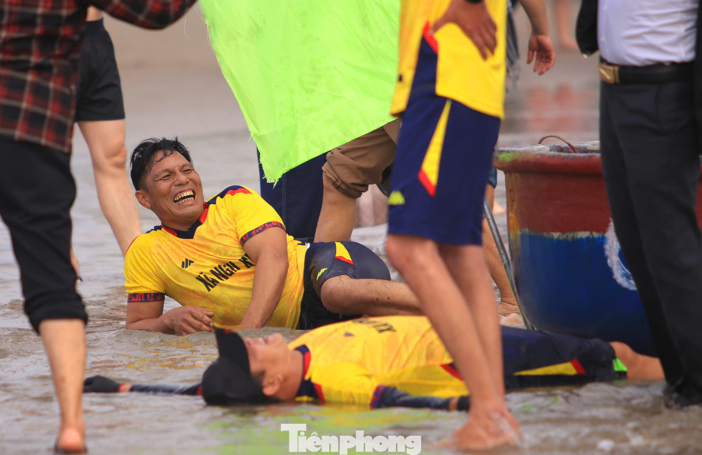 Sau khi về đích, nhiều tay đua nằm vật ra bờ biển. Tuy mệt nhưng ai cũng phấn khích, vui sướng.