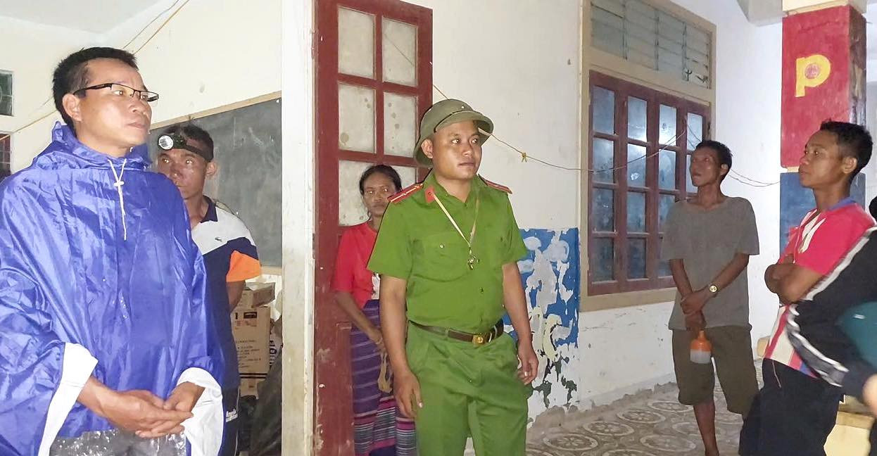 Những ngày qua, chính quyền địa phương, cơ quan công an đã túc trực tại điểm trường để không cho người dân trở lại nhà cũ nhằm đảm bảo an toàn đồng thời hỗ trợ người dân khi cần thiết trong mưa bão. Những ngày qua, chính quyền địa phương, cơ quan công an đã túc trực tại điểm trường để không cho người dân trở lại nhà cũ nhằm đảm bảo an toàn đồng thời hỗ trợ người dân khi cần thiết trong mưa bão.