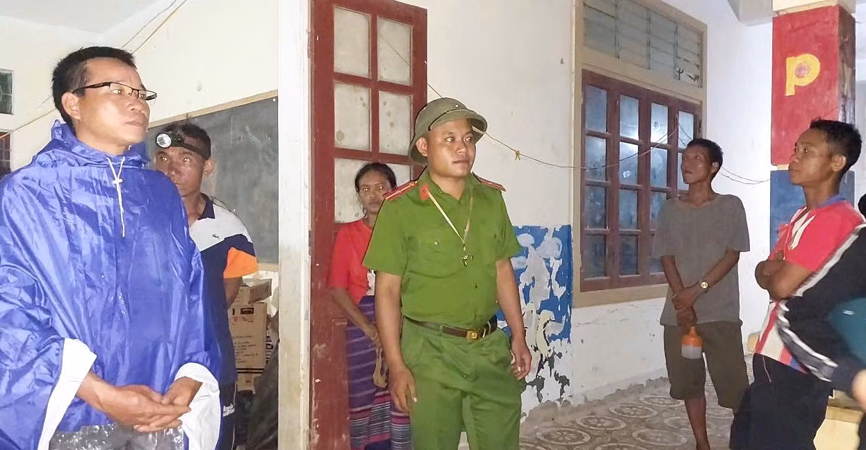 Những ngày qua, chính quyền địa phương, cơ quan công an đã túc trực tại điểm trường để không cho người dân trở lại nhà cũ nhằm đảm bảo an toàn đồng thời hỗ trợ người dân khi cần thiết trong mưa bão. Những ngày qua, chính quyền địa phương, cơ quan công an đã túc trực tại điểm trường để không cho người dân trở lại nhà cũ nhằm đảm bảo an toàn đồng thời hỗ trợ người dân khi cần thiết trong mưa bão.