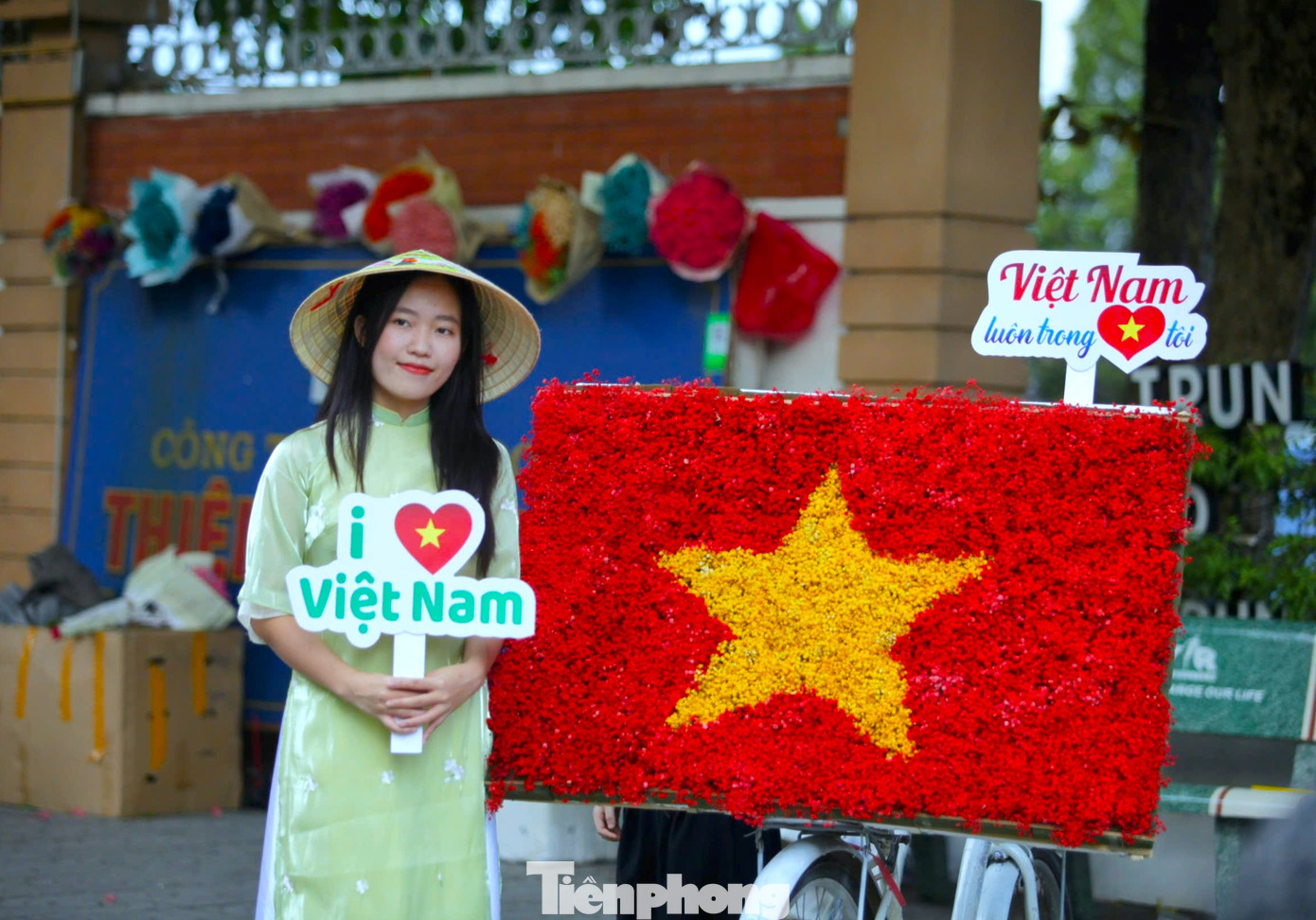 Lá cờ Tổ quốc làm từ hoa được nhiều người lựa chọn để chụp hình kỷ niệm.