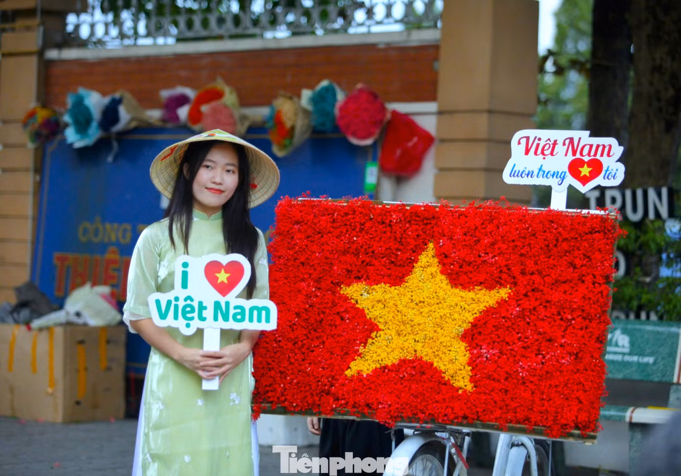Lá cờ Tổ quốc làm từ hoa được nhiều người lựa chọn để chụp hình kỷ niệm.