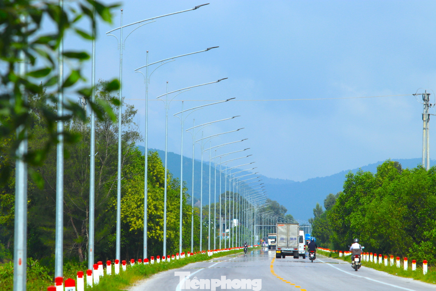 Trên đoạn này đã được lắp hệ thống báo cao áp một bên tuyến. Các hệ thống biển báo cũng đã hoàn thiện để chỉ dẫn các phương tiện đi trên đường.