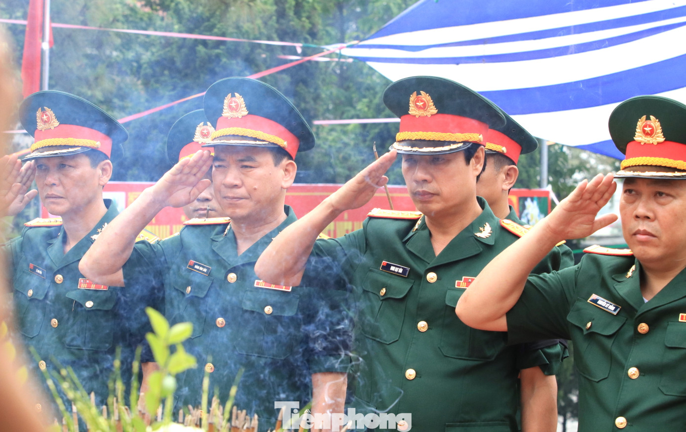 Các đoàn đại biểu thắp hương tưởng nhớ các anh hùng liệt sỹ.