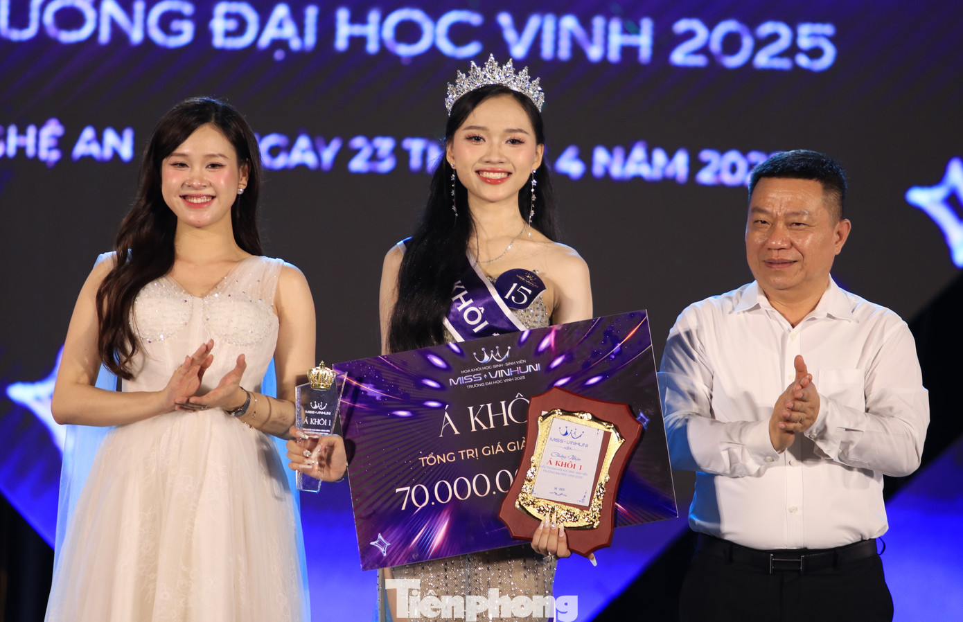 Ban tổ chức trao giải Á khôi 1 cho thí sinh mang số báo danh 15 Trương Thị Huyền, kèm giấy chứng nhận, phần thưởng, quà của nhà tài trợ với tổng trị giá 70 triệu đồng.