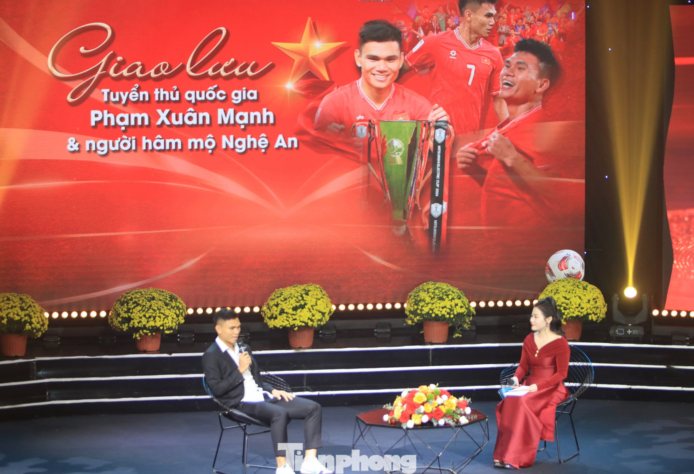 Cầu thủ Phạm Xuân Mạnh giao lưu cùng người hâm mộ và khán giả. Cầu thủ Phạm Xuân Mạnh giao lưu cùng người hâm mộ và khán giả.