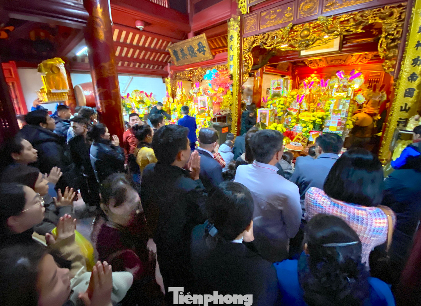 Bên trong các gian thờ, du khách đứng ngồi thắp hương chật kín các lối đi. Bên trong các gian thờ, du khách đứng ngồi thắp hương chật kín các lối đi.