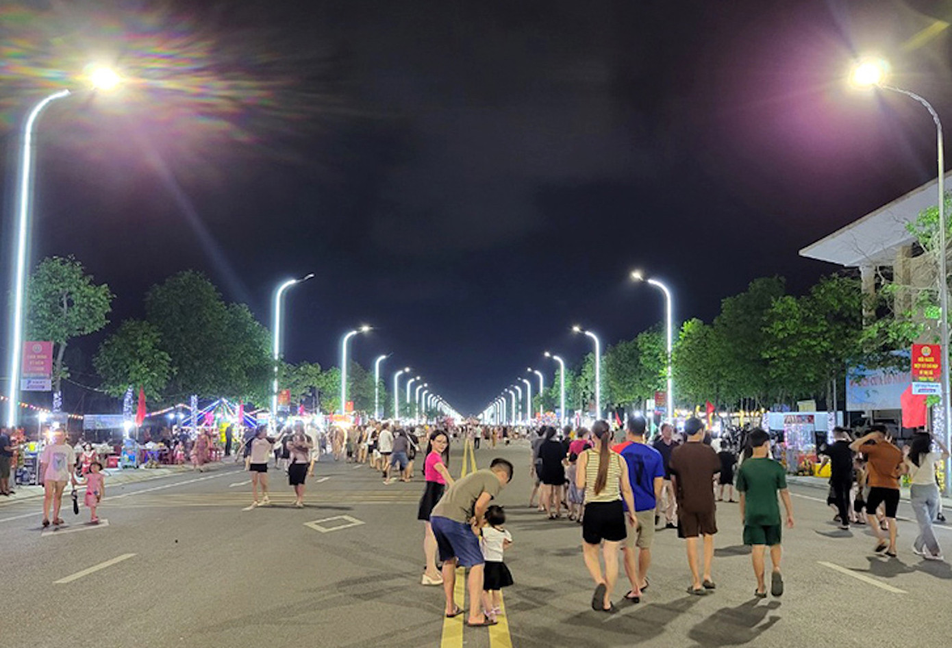 Theo đó, Phố đêm Nguyễn Huệ được tổ chức trong không gian là tuyến đường Nguyễn Huệ đoạn qua khu vực phường Nghi Thu có chiều dài hơn 300 mét. Theo đó, Phố đêm Nguyễn Huệ được tổ chức trong không gian là tuyến đường Nguyễn Huệ đoạn qua khu vực phường Nghi Thu có chiều dài hơn 300 mét.