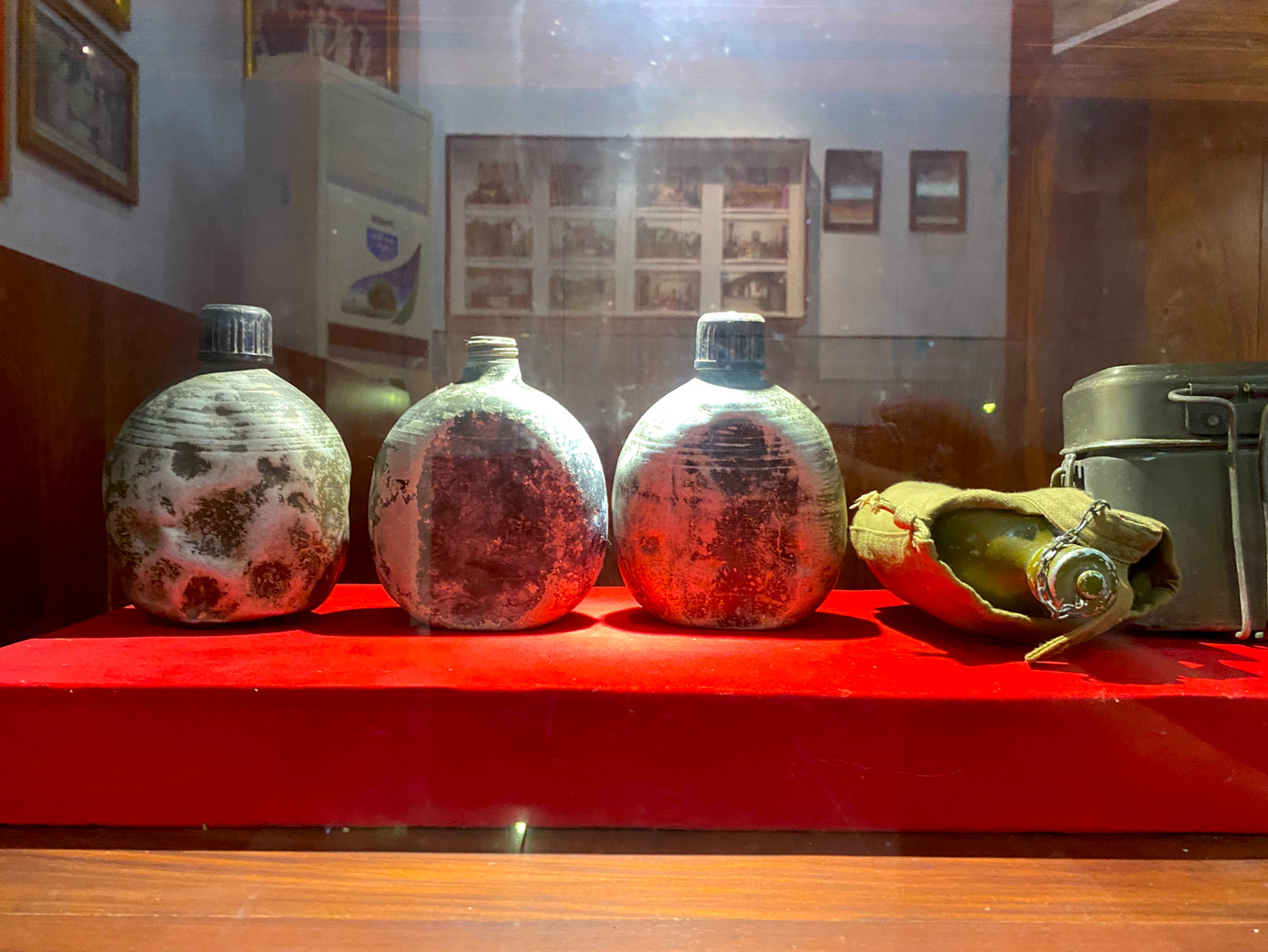 Những chiếc bi đông đựng nước gắn với cuộc sống của các chiến sĩ thanh niên xung phong. Những chiếc bi đông đựng nước gắn với cuộc sống của các chiến sĩ thanh niên xung phong.