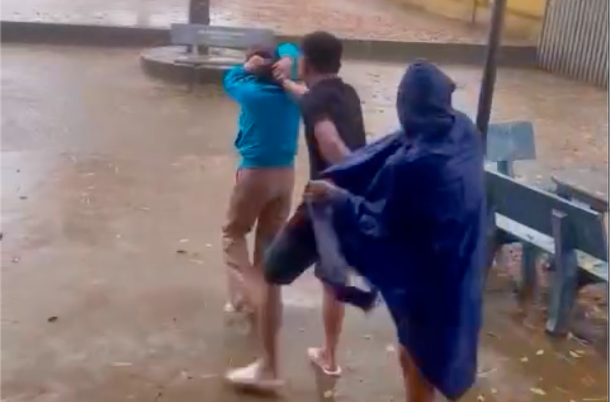 Một số người đến can ngăn nhưng Thúy không chịu dừng lại.