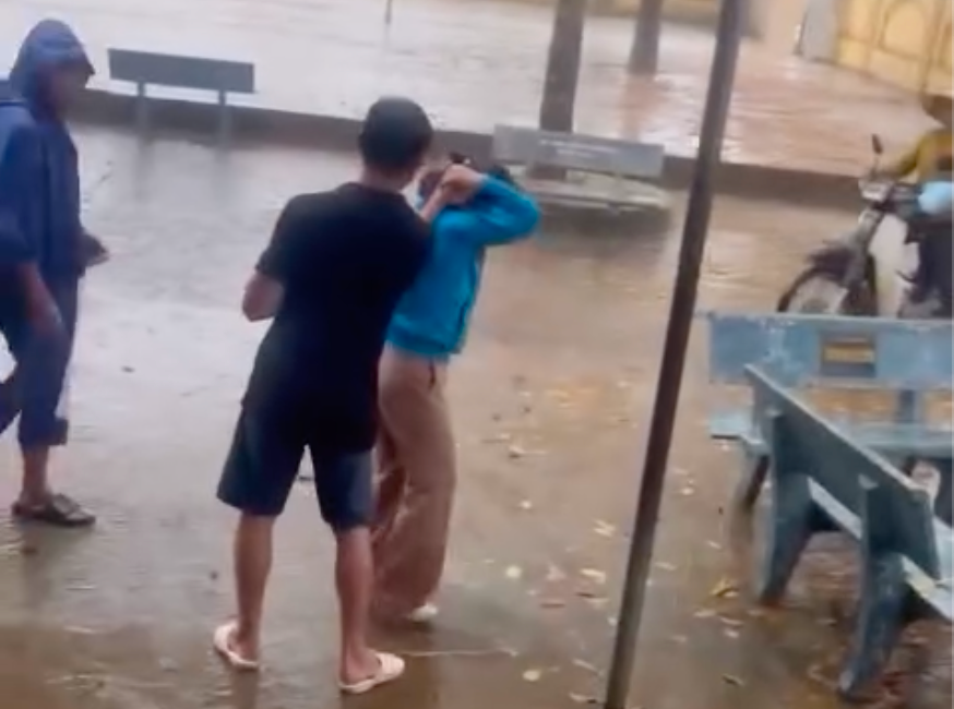 Hà Văn Thúy túm tóc, ép cô N. đứng dưới trời mưa rồi hành hung.