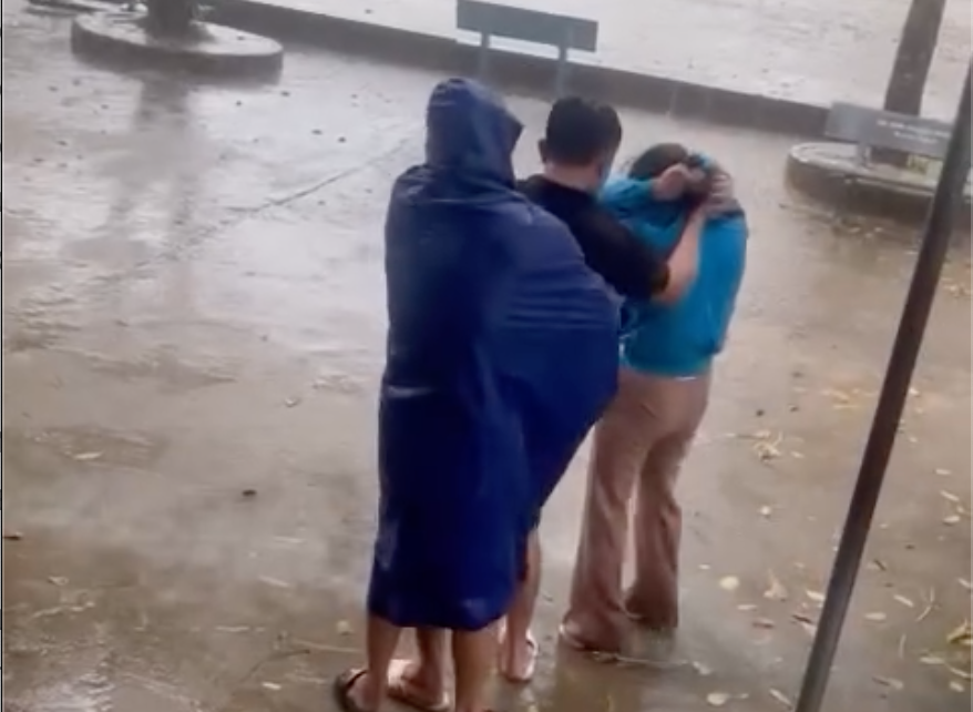 Một số người xung quanh đến can ngăn nhưng nam phụ huynh không dừng lại hành động của mình.