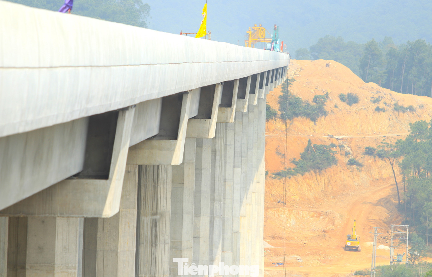 Những cây cầu "khổng lồ" với những dãy cột bê tông cao hàng chục mét đang dần hình thành trên tuyến cao tốc Bắc - Nam, đoạn Diễn Châu - Bãi Vọt.