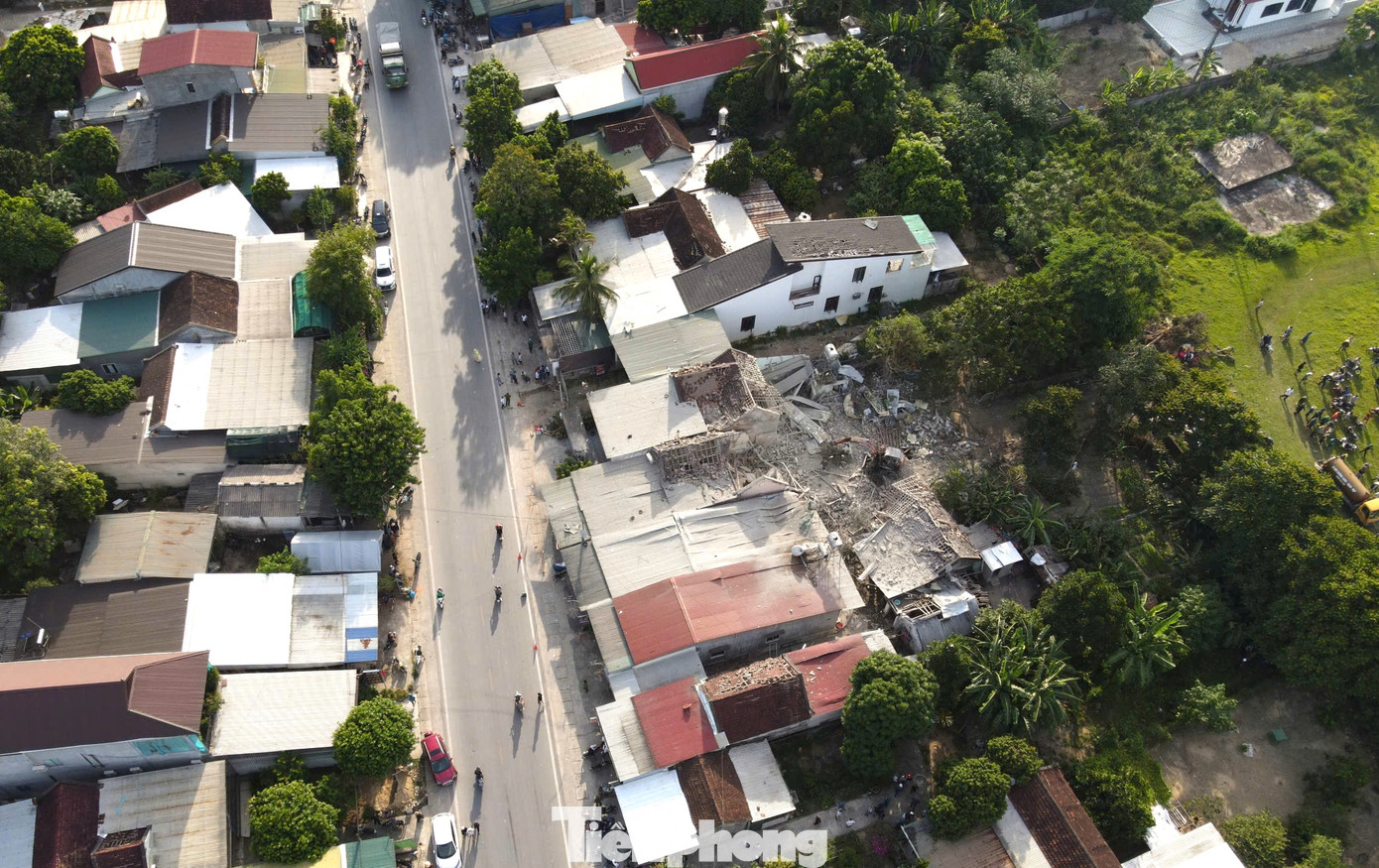 Công việc rà phá vật liệu nổ đang tiếp tục được triển khai tại hiện trường vụ việc.