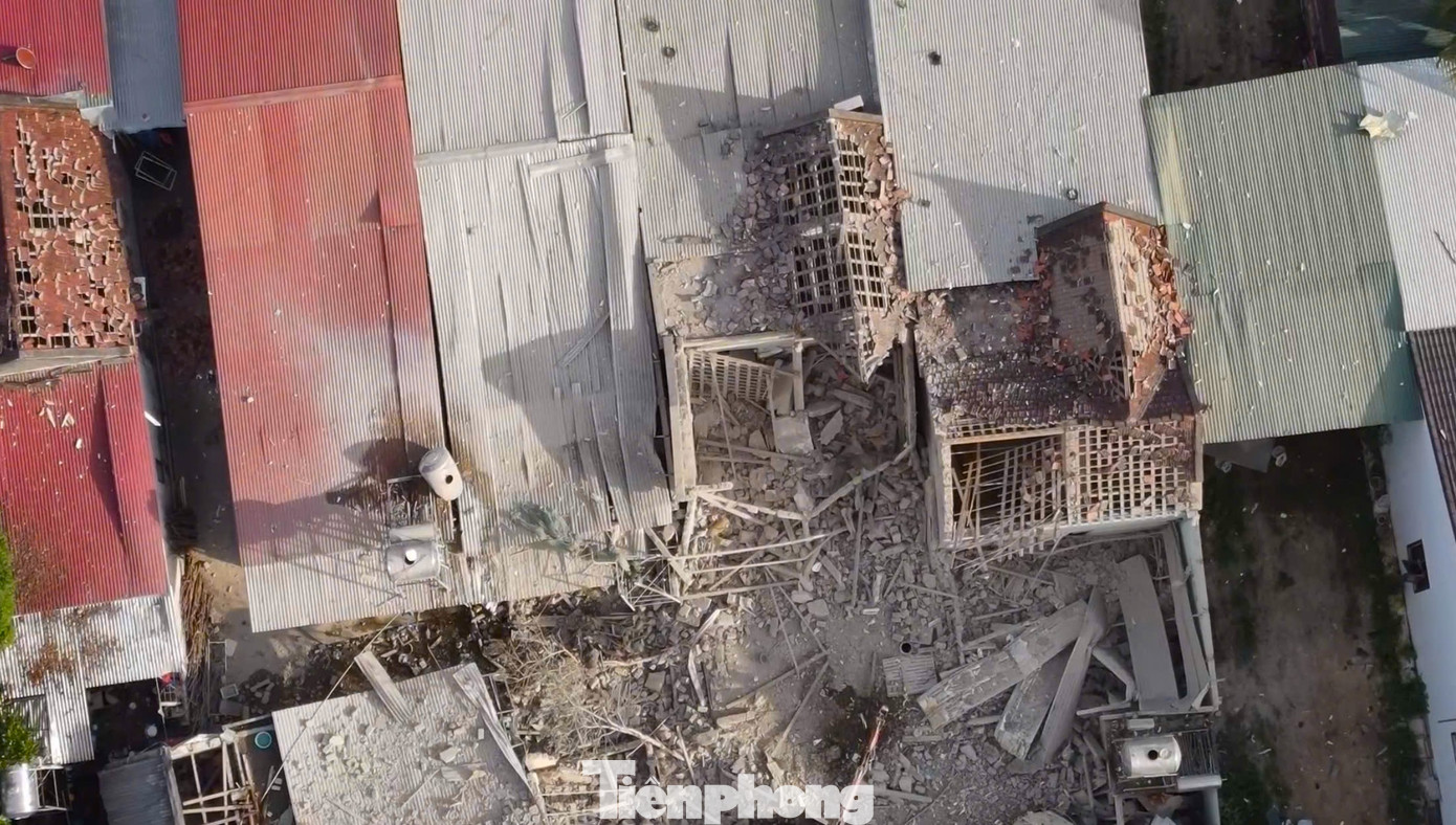 Gạch ngói vương vãi khắp nơi tại hiện trường vụ nổ.