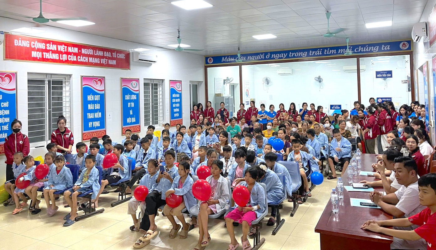 Được biết, nguồn dự trữ máu khan hiếm ảnh hưởng lớn đến việc cấp cứu, điều trị bệnh tại các cơ sở y tế. Không chỉ những ca cấp cứu cần máu gấp, hàng trăm bệnh nhân mắc Thalassemia (tan máu bẩm sinh) vốn phải truyền máu định kỳ cũng đang phải mòn mỏi chờ đợi. Thay vì được truyền ngay như trước, các bệnh nhân phải nằm viện chờ đợi 3-5 ngày mới được truyền máu.