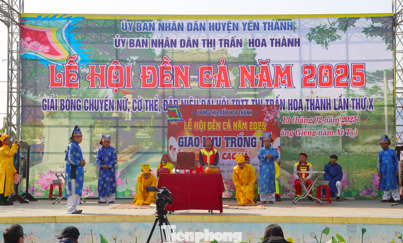 Nhiều đội thi bài bản với đầy đủ phần lễ.