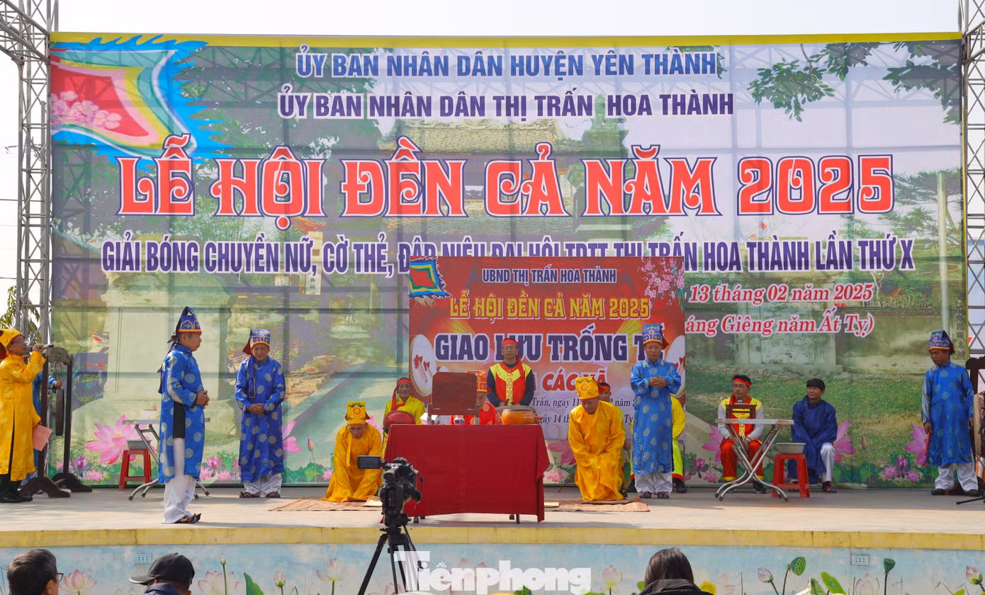 Nhiều đội thi bài bản với đầy đủ phần lễ.