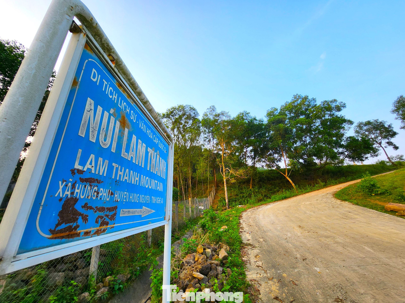 Khu di tích lịch sử văn hóa Quốc gia Núi Lam Thành nằm ở xã Hưng Phú nay là xã Hưng Thành (huyện Hưng Nguyên, Nghệ An). Khu di tích cách thành phố Vinh (Nghệ An) khoảng 10 km.