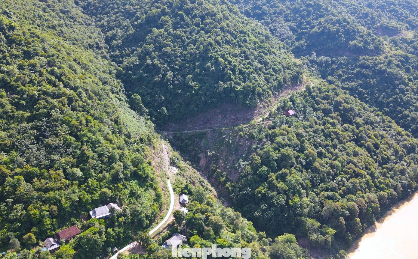 Năm 2011, dự án mở đường độc đạo men theo sườn núi đi vào trung tâm bản Cà Moong được triển khai thực hiện. Khi dự án được khởi công, người dân vui mừng vì từ nay sẽ có đường đi lại thuận tiện, từ đó có thể phát triển kinh tế, cuộc sống.