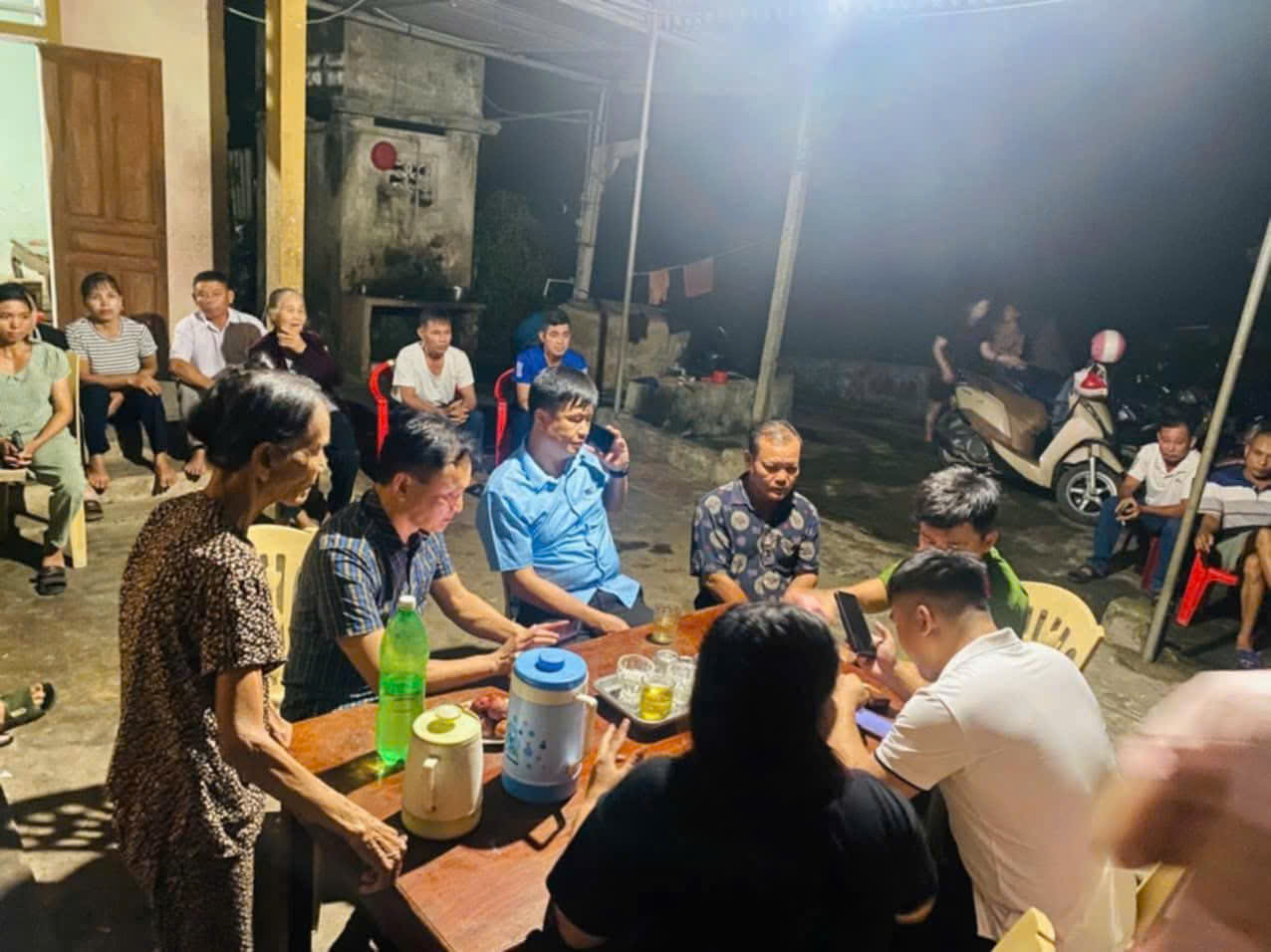 Chính quyền địa phương, cơ quan công an có mặt tại nhà 2 cháu bé để phối hợp tìm kiếm thời điểm 2 cháu bé mất tích. Chính quyền địa phương, cơ quan công an có mặt tại nhà 2 cháu bé để phối hợp tìm kiếm thời điểm 2 cháu bé mất tích.