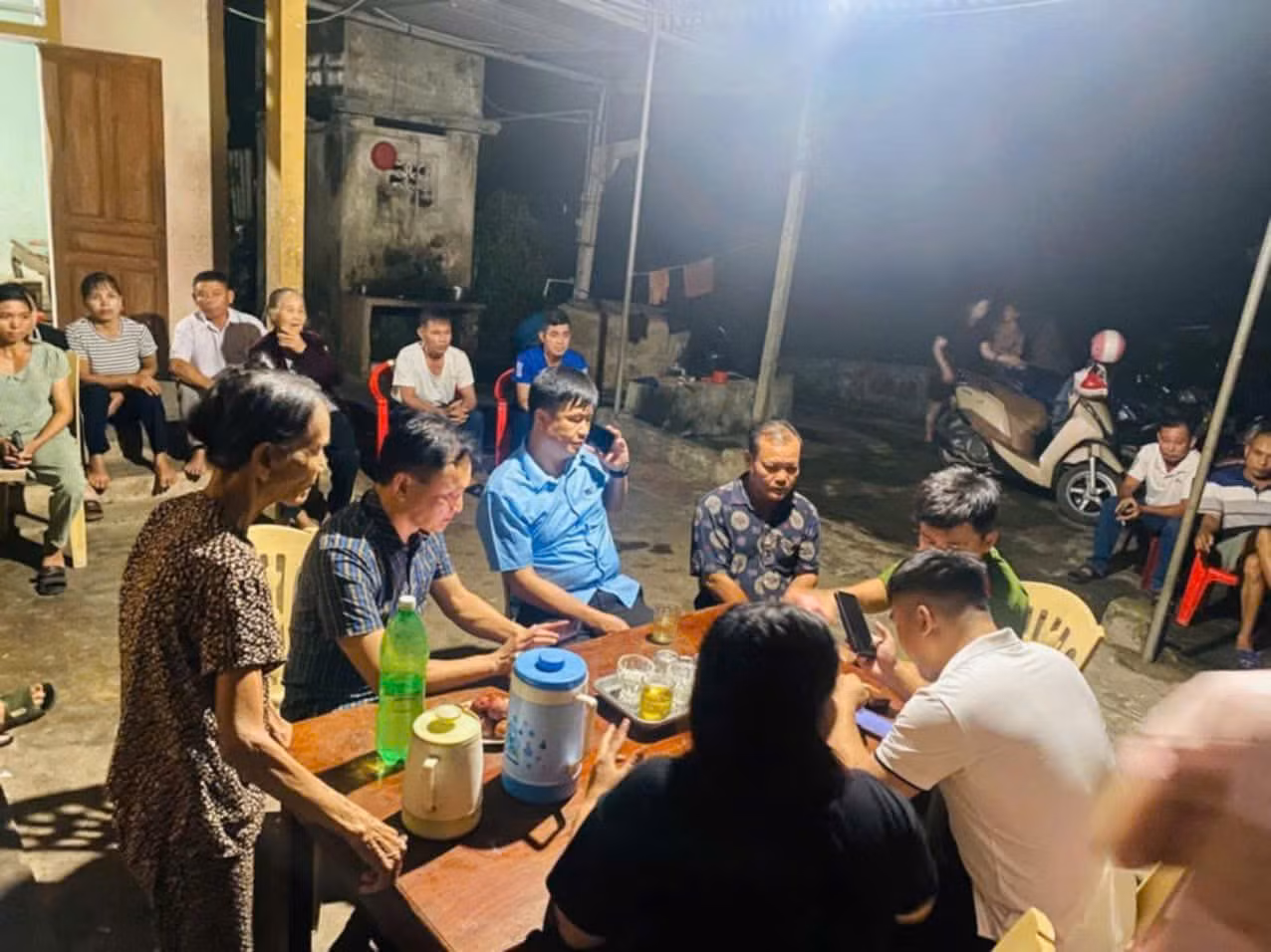 Chính quyền địa phương, cơ quan công an có mặt tại nhà 2 cháu bé để phối hợp tìm kiếm thời điểm 2 cháu bé mất tích.
