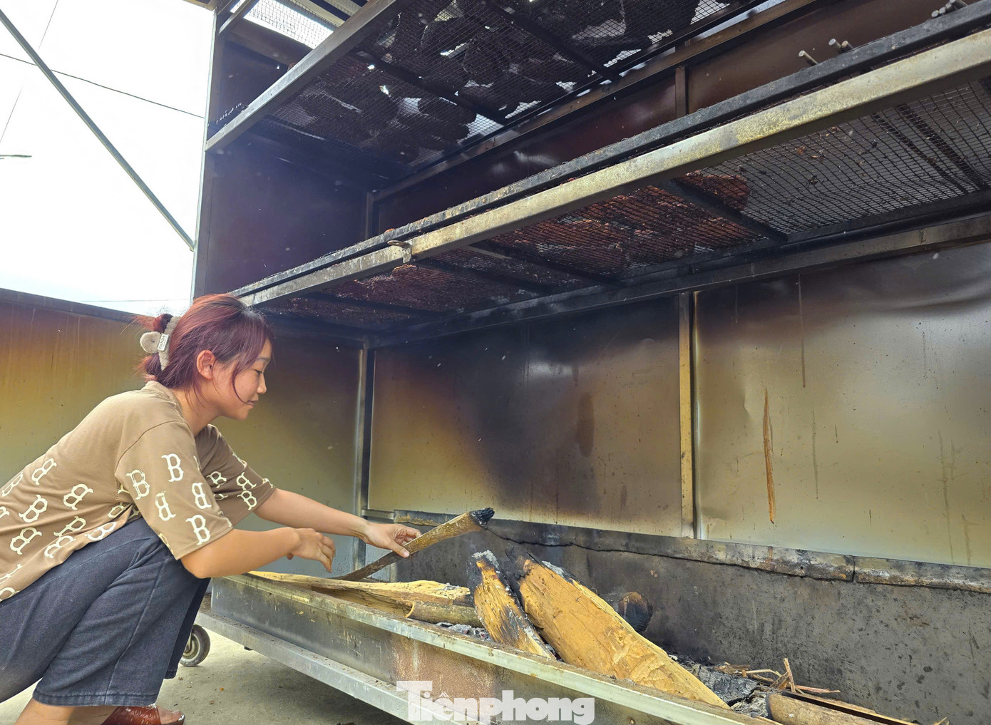 Sau khi chuẩn bị xong các công đoạn, thịt được mang lên hong trên bếp củi nhiều ngày. Sau khi chuẩn bị xong các công đoạn, thịt được mang lên hong trên bếp củi nhiều ngày.