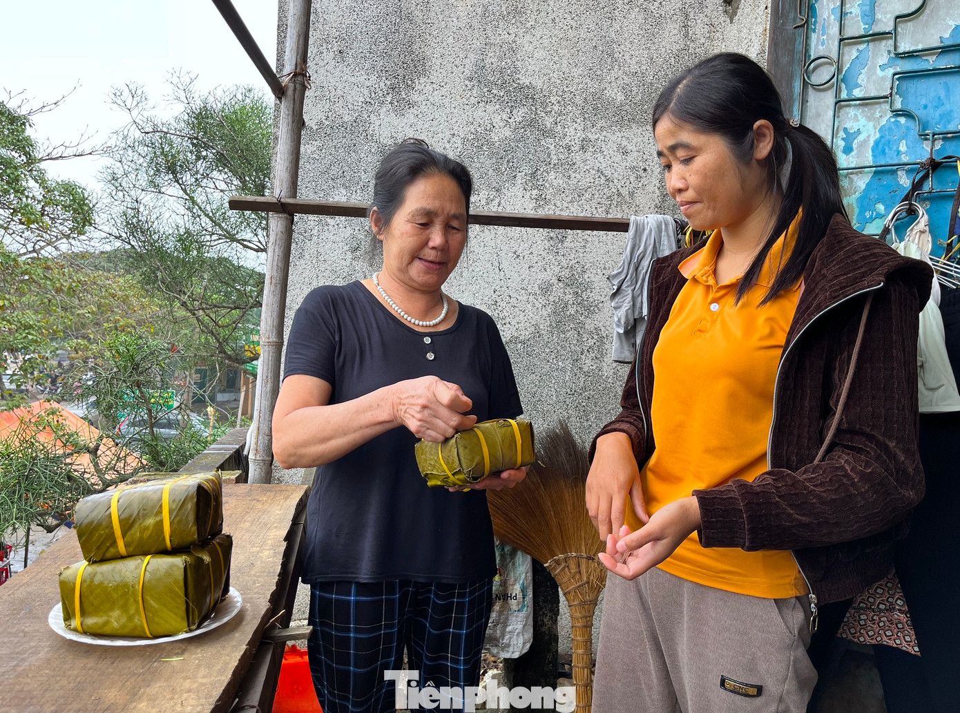 "Chia bánh chưng cho mọi người ăn như bữa ăn tất niên của xóm chạy thận. Ở xóm trọ này ai cũng như ai, cũng mang trong mình bệnh tật phải chạy thận để duy trì sự sống nên mọi người hiểu và chia sẻ cùng nhau. Tết đến chưa được về nhà nhưng mọi người cùng động viên, chia sẻ nhau cho đỡ buồn", bà Hường nói và cho hay, khu nhà trọ nơi bà đang ở có hơn chục người đều là bệnh nhân chạy thận đến thuê ở. Đa số những người này đều đã ở đây nhiều năm qua để chạy thận duy trì sự sống. "Chia bánh chưng cho mọi người ăn như bữa ăn tất niên của xóm chạy thận. Ở xóm trọ này ai cũng như ai, cũng mang trong mình bệnh tật phải chạy thận để duy trì sự sống nên mọi người hiểu và chia sẻ cùng nhau. Tết đến chưa được về nhà nhưng mọi người cùng động viên, chia sẻ nhau cho đỡ buồn", bà Hường nói và cho hay, khu nhà trọ nơi bà đang ở có hơn chục người đều là bệnh nhân chạy thận đến thuê ở. Đa số những người này đều đã ở đây nhiều năm qua để chạy thận duy trì sự sống.