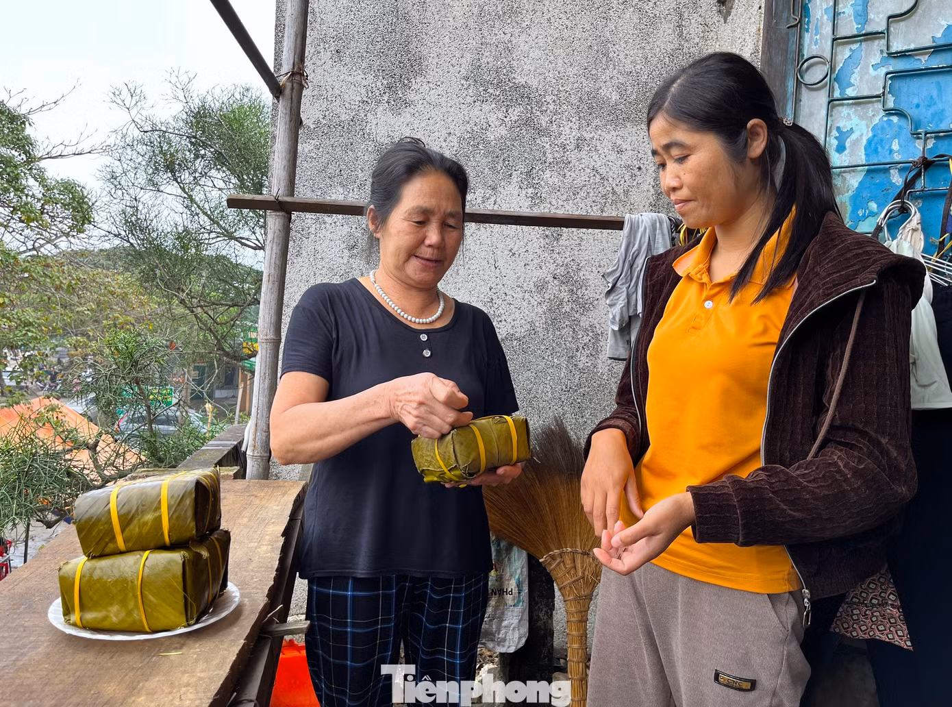 "Chia bánh chưng cho mọi người ăn như bữa ăn tất niên của xóm chạy thận. Ở xóm trọ này ai cũng như ai, cũng mang trong mình bệnh tật phải chạy thận để duy trì sự sống nên mọi người hiểu và chia sẻ cùng nhau. Tết đến chưa được về nhà nhưng mọi người cùng động viên, chia sẻ nhau cho đỡ buồn", bà Hường nói và cho hay, khu nhà trọ nơi bà đang ở có hơn chục người đều là bệnh nhân chạy thận đến thuê ở. Đa số những người này đều đã ở đây nhiều năm qua để chạy thận duy trì sự sống.