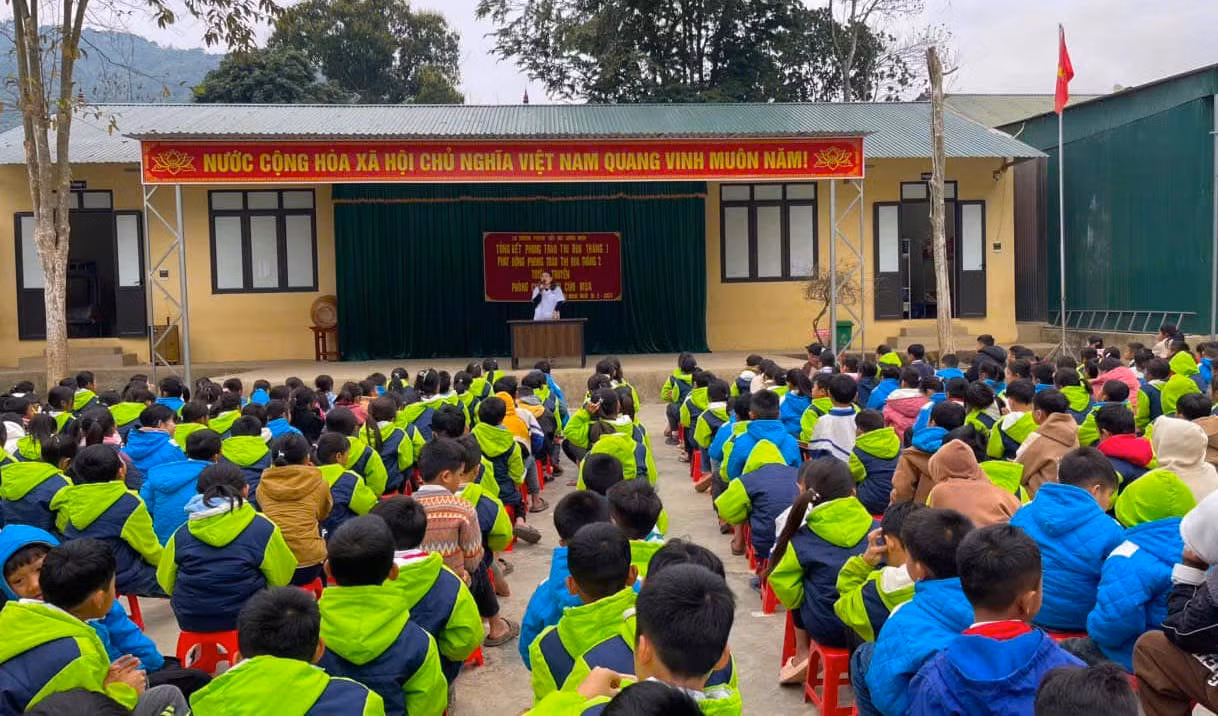 Lãnh đạo Phòng Giáo dục và Đào tạo huyện Tương Dương cho biết, đến ngày 14/2, trên địa bàn huyện còn 117 học sinh vắng học. Ngành giáo dục huyện đang phối hợp với các trường để tìm cách tuyên truyền, vận động gia đình và học sinh hiểu rõ tầm quan trọng của việc học để trở lại trường.