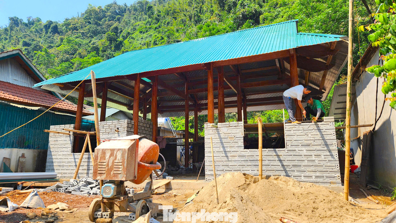 Căn nhà kiên cố của anh Lô Văn Bình dần hình thành.