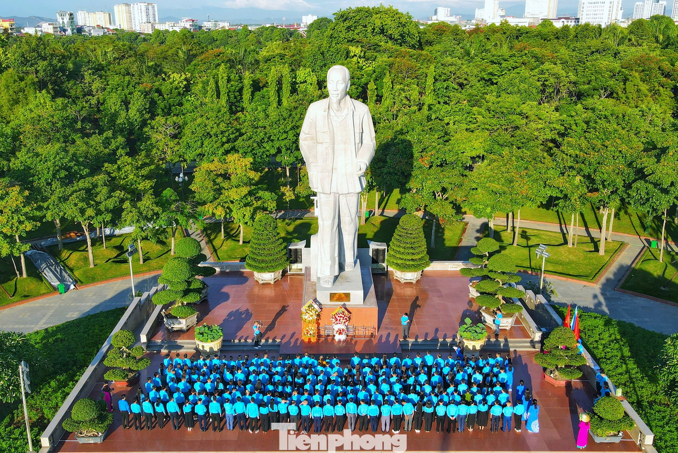 Trước đó vào sáng cùng ngày, đoàn đại biểu tiến hành làm lễ dâng hoa và báo công tại Quảng trường Hồ Chí Minh.