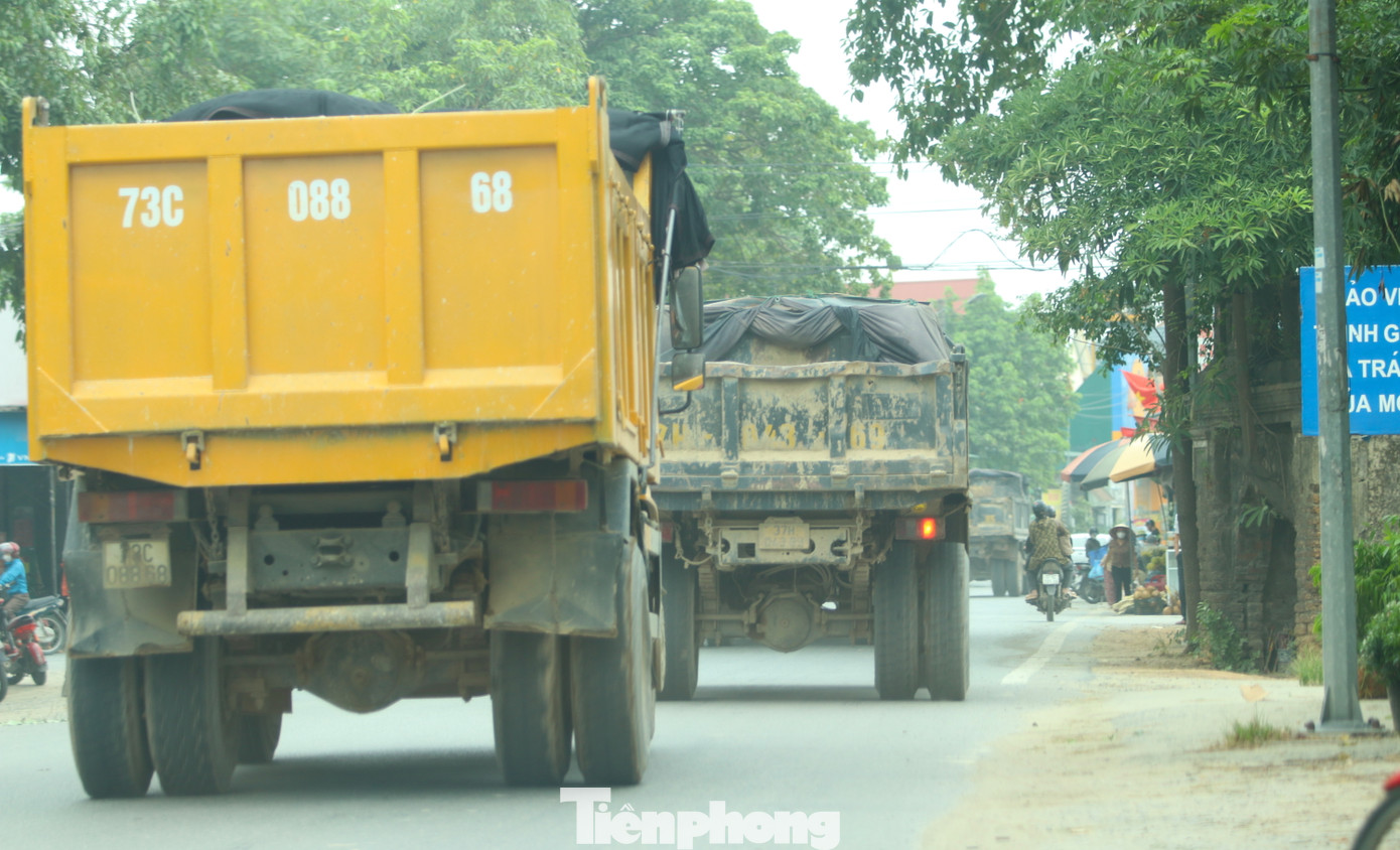 Theo người dân, mỗi ngày có hàng trăm đến cả nghìn lượt xe tải, xe ben chạy trên tuyến đường này. Mỗi lần xe đi qua, người dân lại nơm nớp lo sợ.