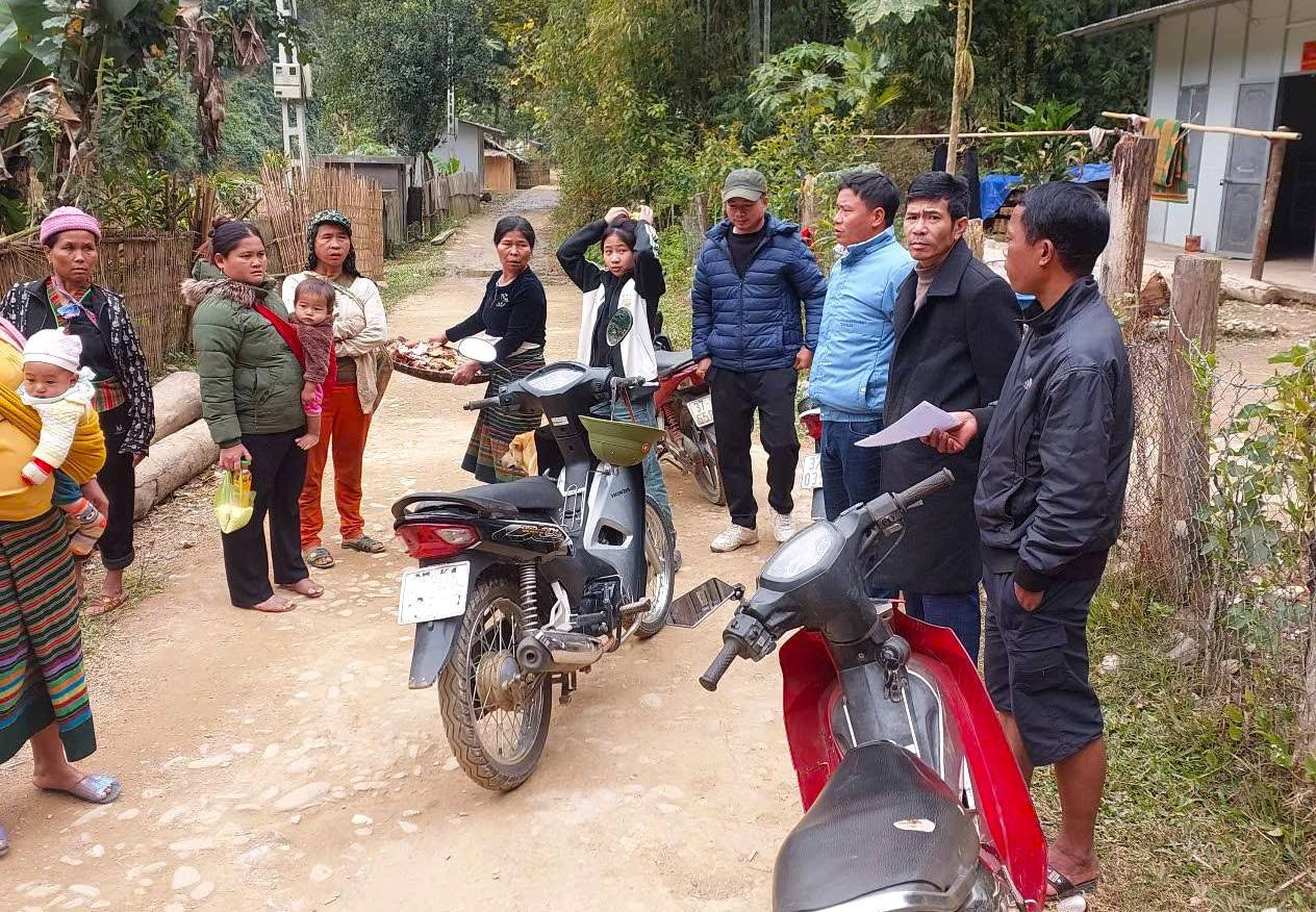 Dù đã bước vào tuần học thứ 2 sau kỳ nghỉ Tết Nguyên đán nhưng hàng chục học sinh Trường Phổ thông dân tộc bán trú Tiểu học và THCS Bảo Thắng (xã Bảo Thắng, huyện Kỳ Sơn, Nghệ An) vẫn chưa quay trở lại trường học. Trước tình trạng này, các giáo viên cùng cán bộ xã, công an xã phải đi vào bản, đến từng nhà vận động học sinh.