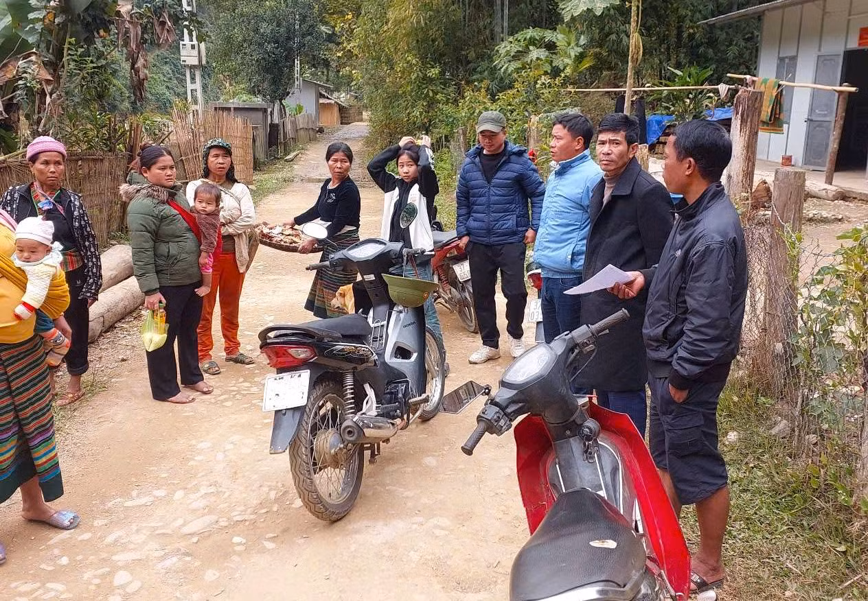 Dù đã bước vào tuần học thứ 2 sau kỳ nghỉ Tết Nguyên đán nhưng hàng chục học sinh Trường Phổ thông dân tộc bán trú Tiểu học và THCS Bảo Thắng (xã Bảo Thắng, huyện Kỳ Sơn, Nghệ An) vẫn chưa quay trở lại trường học. Trước tình trạng này, các giáo viên cùng cán bộ xã, công an xã phải đi vào bản, đến từng nhà vận động học sinh.