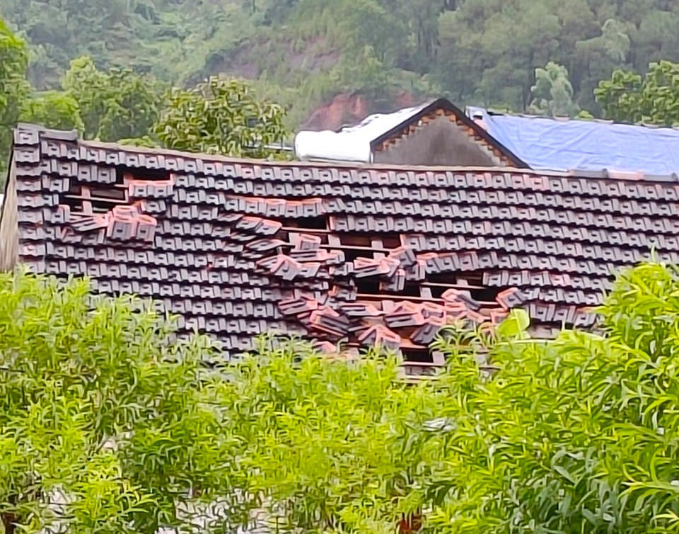 Trước đó sáng 16/7, cơn lốc xoáy quét qua địa bàn xóm 8, xã Nam Anh (huyện Nam Đàn, Nghệ An) gây thiệt hại nặng nề.