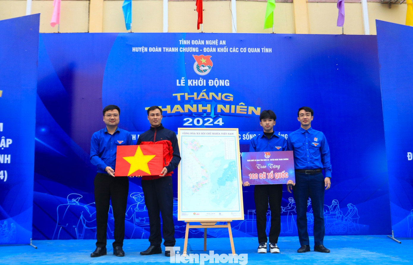 Tại chương trình, Ban tổ chức đã trao tặng 100 lá cờ Tổ quốc và một tấm bản đồ cho thôn Thủy Phong, xã Thanh Thủy (Thanh Chương) Tại chương trình, Ban tổ chức đã trao tặng 100 lá cờ Tổ quốc và một tấm bản đồ cho thôn Thủy Phong, xã Thanh Thủy (Thanh Chương)