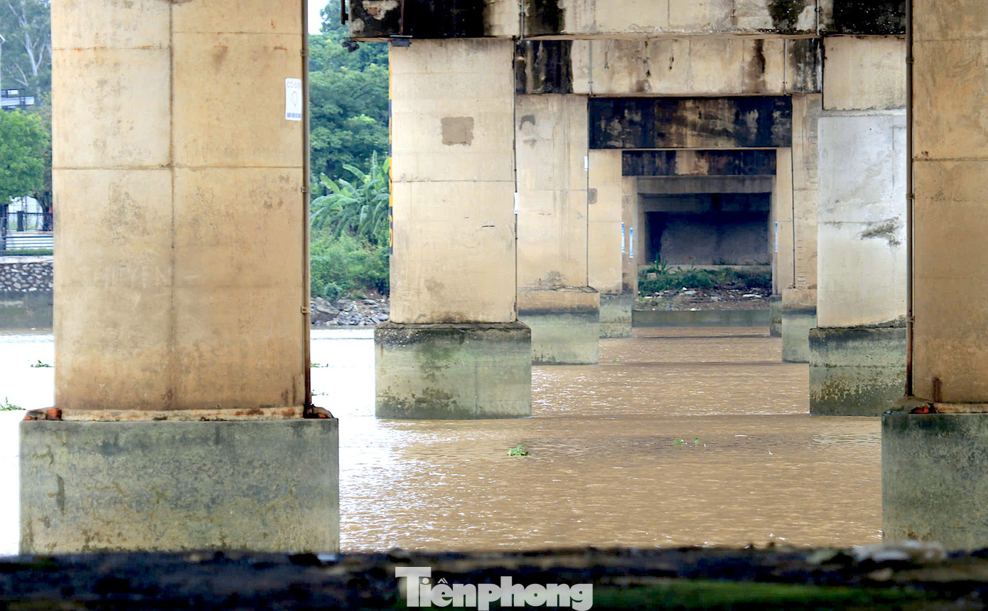 Hiện đơn vị quản lý cầu Bến Thủy 1 đang khẩn trương kiểm tra móng, trụ cầu, tình trạng xói lở và các kết cấu chịu lực khác. Hiện đơn vị quản lý cầu Bến Thủy 1 đang khẩn trương kiểm tra móng, trụ cầu, tình trạng xói lở và các kết cấu chịu lực khác.