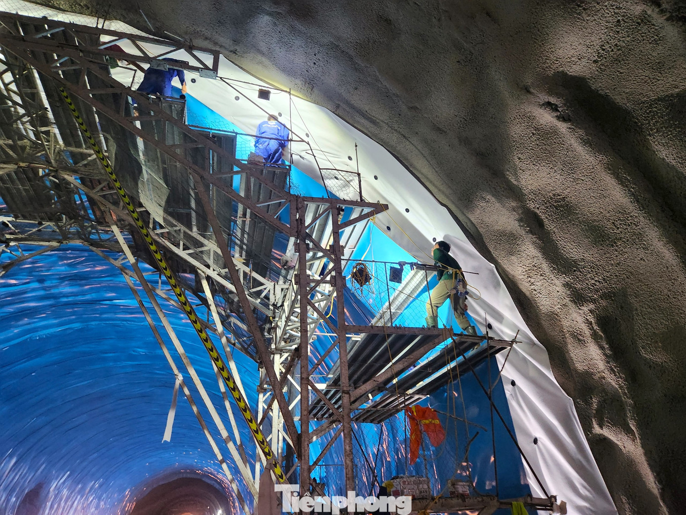 Từng tốp công nhân làm việc 3 ca, 4 kíp để kịp tiến độ đề ra. Từng tốp công nhân làm việc 3 ca, 4 kíp để kịp tiến độ đề ra.