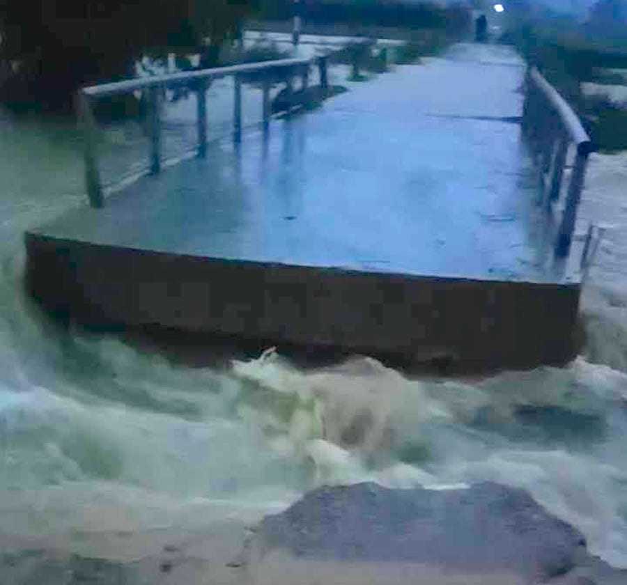 Cầu dân sinh xóm Mỹ Sơn và kè đường 533 trên địa bàn xã Thanh Mỹ bị nước ngập gây sạt lở, hư hỏng.