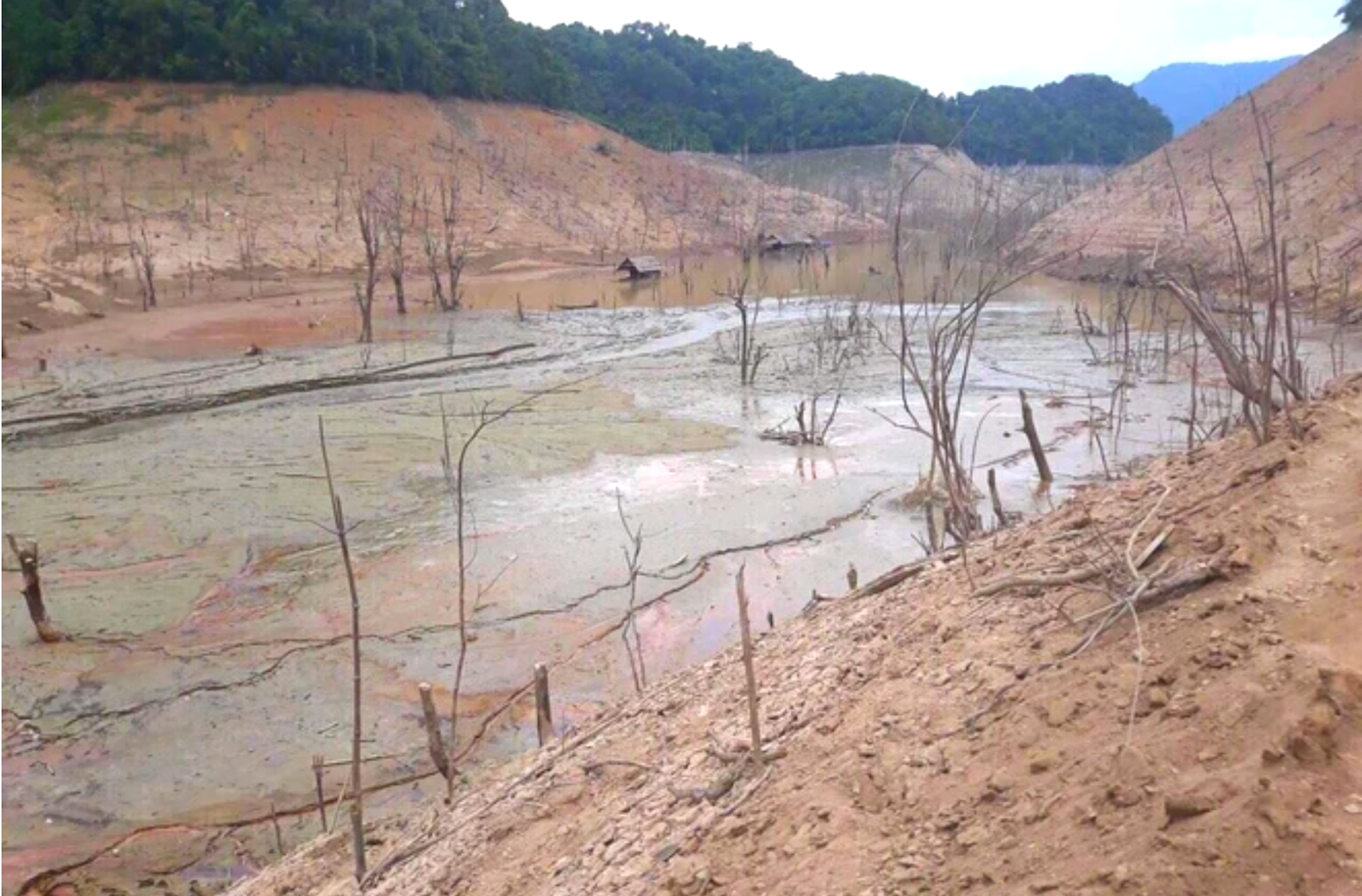 Lòng hồ Thủy điện Bản Vẽ (xã Hữu Khuông, huyện Tương Dương, Nghệ An) hạn hán cạn trơ đáy vào năm 2019.