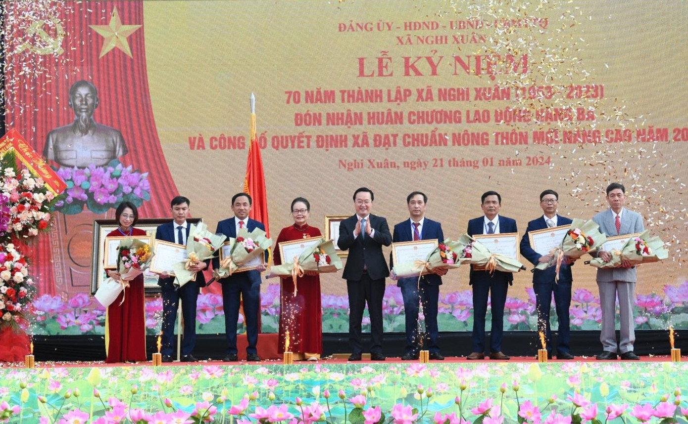 Chủ tịch UBND tỉnh Nghệ An Nguyễn Đức Trung trao tặng bằng khen cho các tập thể, cá nhân. Chủ tịch UBND tỉnh Nghệ An Nguyễn Đức Trung trao tặng bằng khen cho các tập thể, cá nhân.