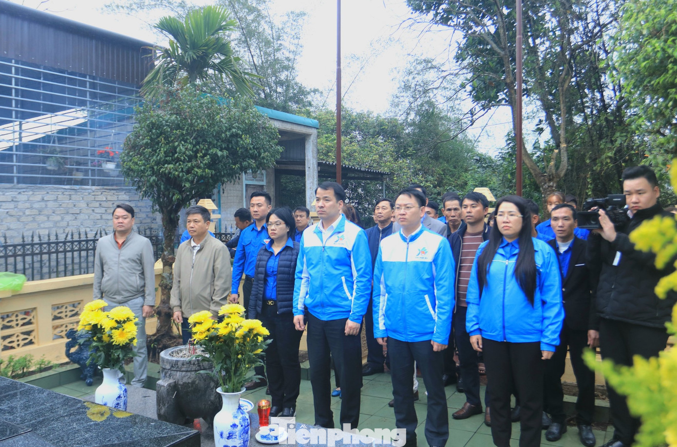 Anh Ngô Văn Cương - Bí thư T.Ư Đoàn, Chủ nhiệm Ủy ban Kiểm tra T.Ư Đoàn cùng đoàn công tác số 2 dâng hương lên phần mộ liệt sỹ Nguyễn Phong Sắc (tại xã Phúc Thọ, huyện Nghi Lộc, Nghệ An). Anh Ngô Văn Cương - Bí thư T.Ư Đoàn, Chủ nhiệm Ủy ban Kiểm tra T.Ư Đoàn cùng đoàn công tác số 2 dâng hương lên phần mộ liệt sỹ Nguyễn Phong Sắc (tại xã Phúc Thọ, huyện Nghi Lộc, Nghệ An).