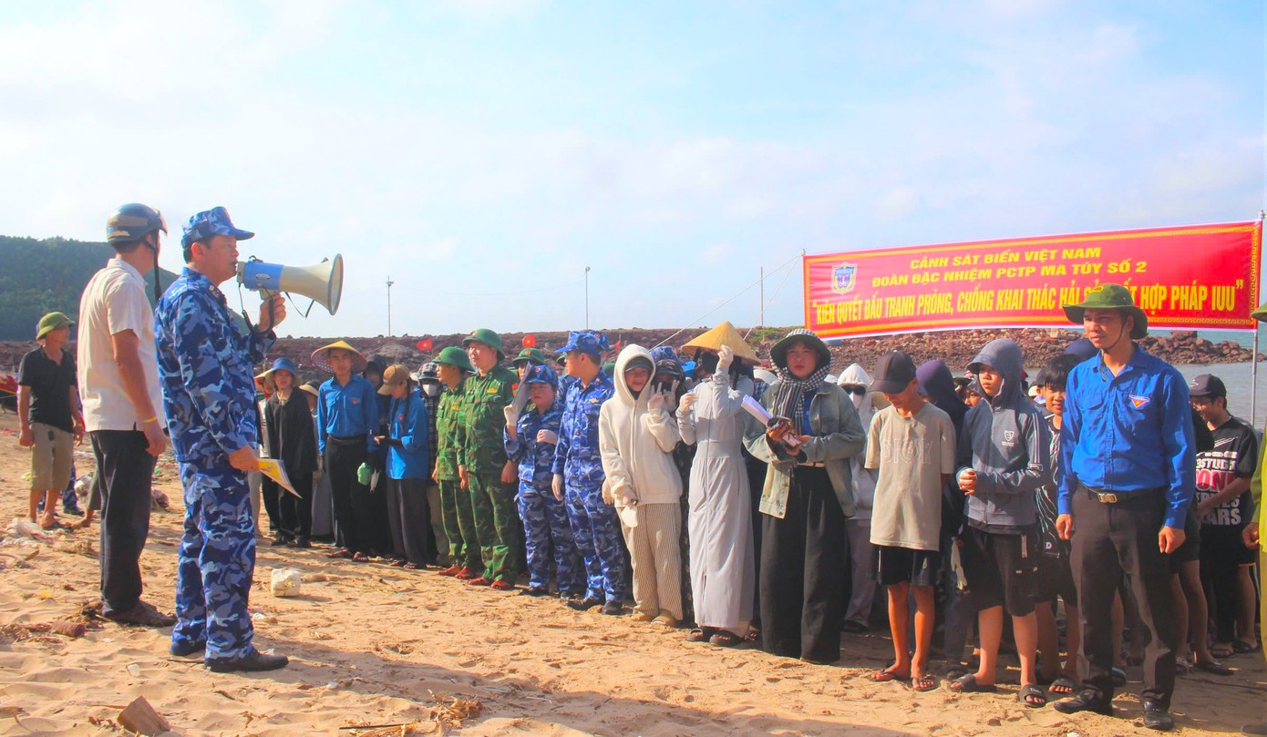 Cụ thể, người dân đã được cán bộ của Đoàn đặc nhiệm Phòng chống tội phạm ma túy số 2, đoàn viên thanh niên tuyên truyền một số quy định về phòng, chống khai thác hải sản bất hợp pháp (IUU) trên địa bàn, bao gồm các quy định ra vào cảng cá; quy định quản lý tàu cá và thuyền viên tàu cá; quy định về khai thác hải sản theo các quy định, nghị định của Chính phủ, quy định xử phạt vi phạm hành chính trong lĩnh vực thủy sản... Cụ thể, người dân đã được cán bộ của Đoàn đặc nhiệm Phòng chống tội phạm ma túy số 2, đoàn viên thanh niên tuyên truyền một số quy định về phòng, chống khai thác hải sản bất hợp pháp (IUU) trên địa bàn, bao gồm các quy định ra vào cảng cá; quy định quản lý tàu cá và thuyền viên tàu cá; quy định về khai thác hải sản theo các quy định, nghị định của Chính phủ, quy định xử phạt vi phạm hành chính trong lĩnh vực thủy sản...